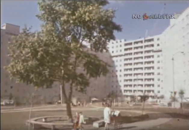 Скриншот с видом двора жилого комплекса «Нью-Йорк» из д/ф М. Дохматской «Город Киров». 1975 г.