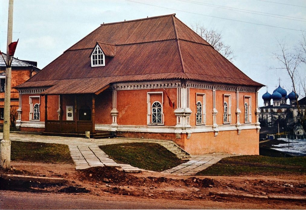 Приказная изба (Питейный дом) и вид на Успенский Трифонов монастырь.  г. Киров. 1985 г. Фото: А. Г. Тинский.