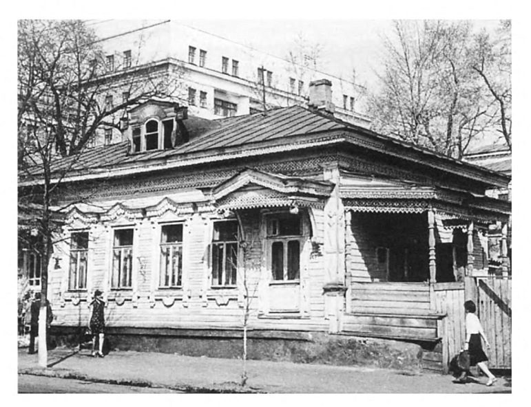 Одноэтажный деревянный флигель с каменным подвалом на усадьбе Ю. А. Рязанцевой по ул. Спасской был построен в 1905 – 1907 гг. Тогда же флигель обшит тесом и украшен резьбой. Снесен перед началом строительства нового здания художественного музея. Последний