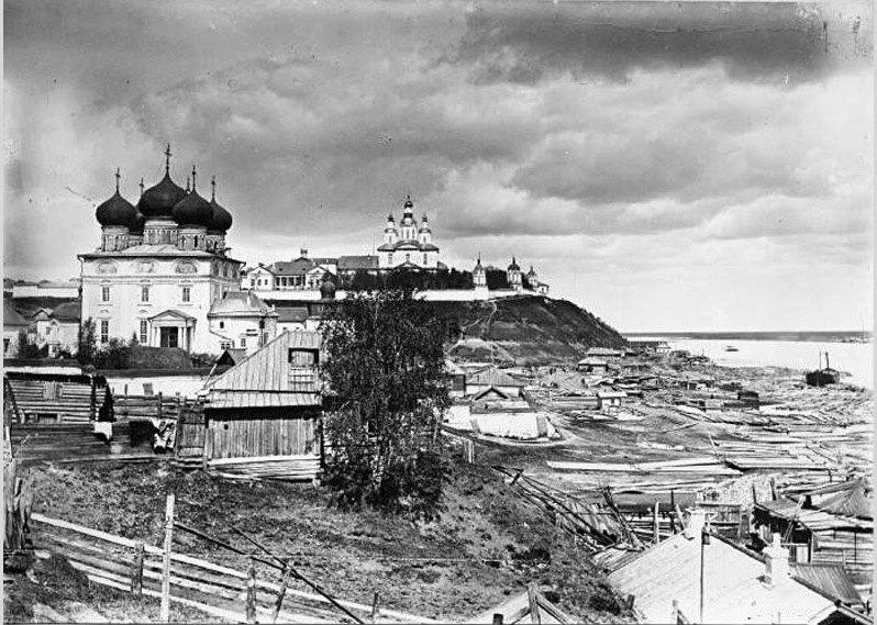 Трифонов монастырь и кремль. Слева — пятиглавый Успенский собор Трифонова монастыря (1684 г.). За оврагом, на холме — Троицкий собор и другие постройки вятского кремля. Снимок сделан с улицы Кикиморской (ныне — Водопроводной). 1903–1910 гг. 