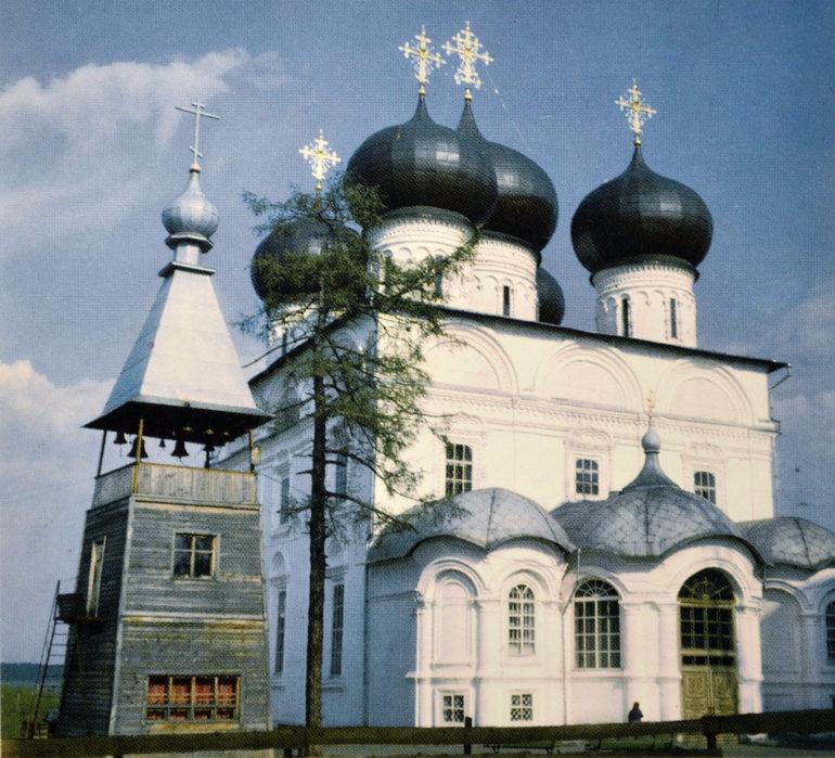 Успенский собор и  временная деревянная колокольня, разобрана после восстановления каменной колокольни. 1999 г. 