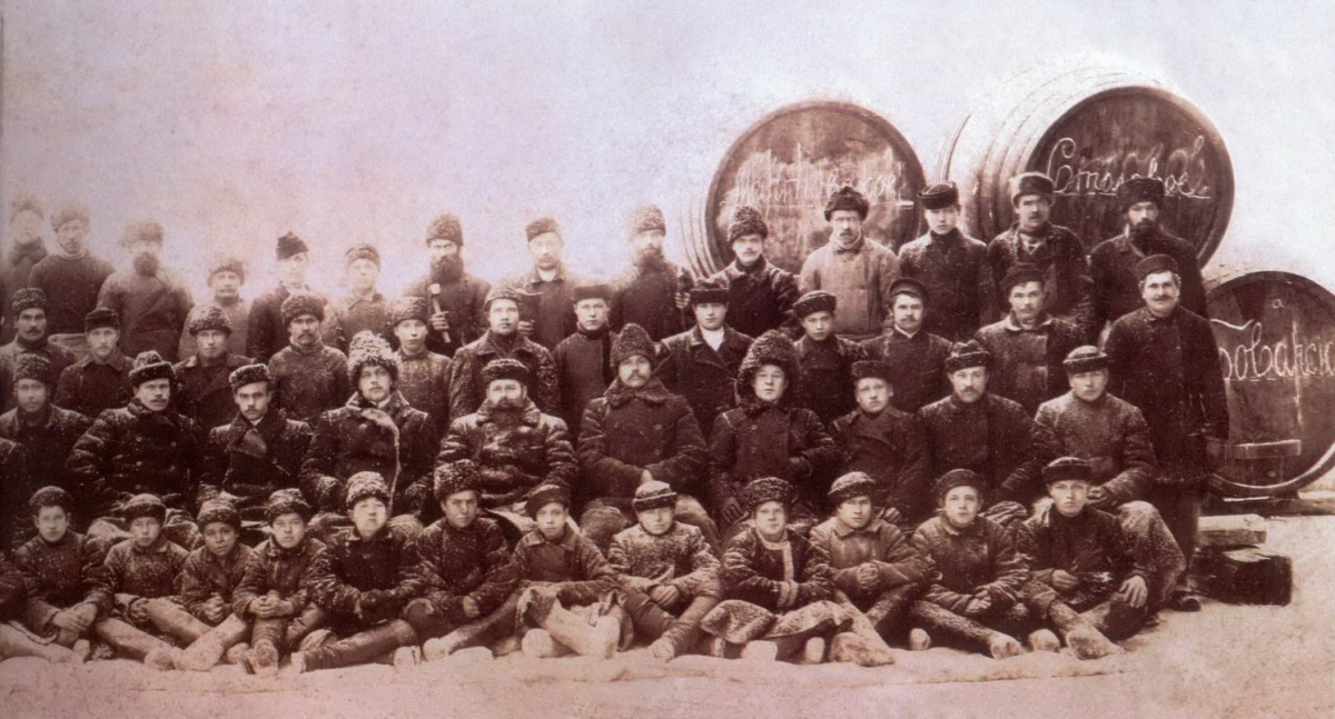 Служащие и рабочие пивного завода К. О. Шнейдера (в центре снимка). г. Вятка. 1907 г. lDsecRrQFfQ.jpg