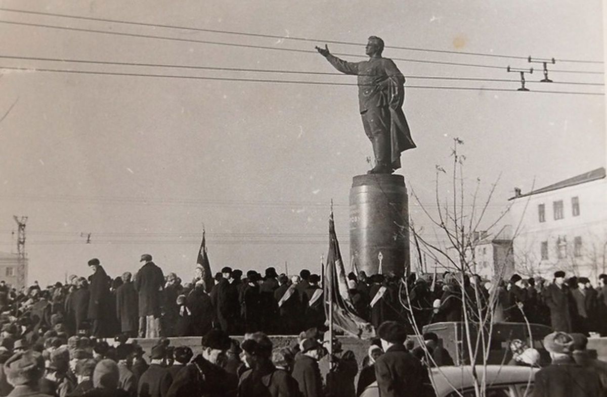 площадь лепсе киров памятник