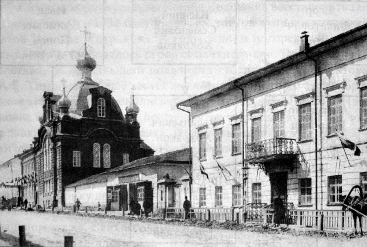 Екатерининская домовая церковь женской гимназии и «дом со львами» (справа). г. Вятка. Начало XX в. 3x89fazasvrm5b2q6o.jpg