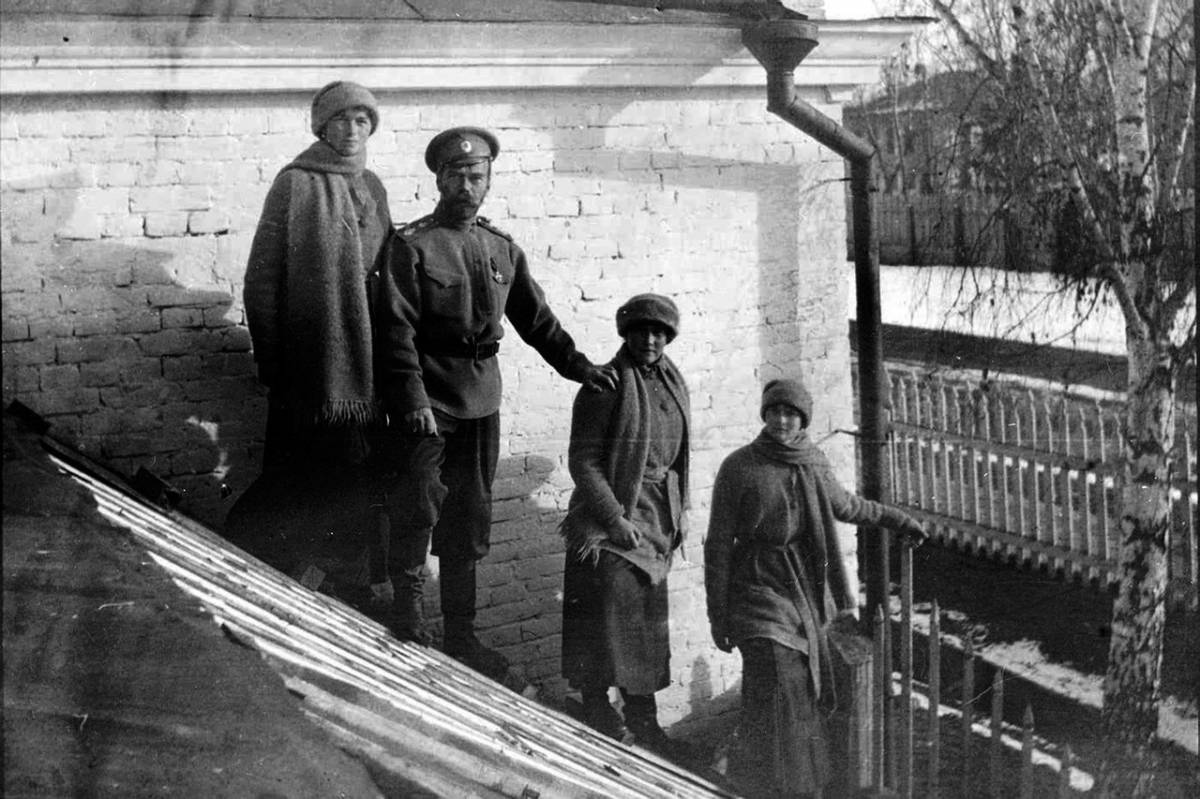 1280px-Romanovs1917.jpg