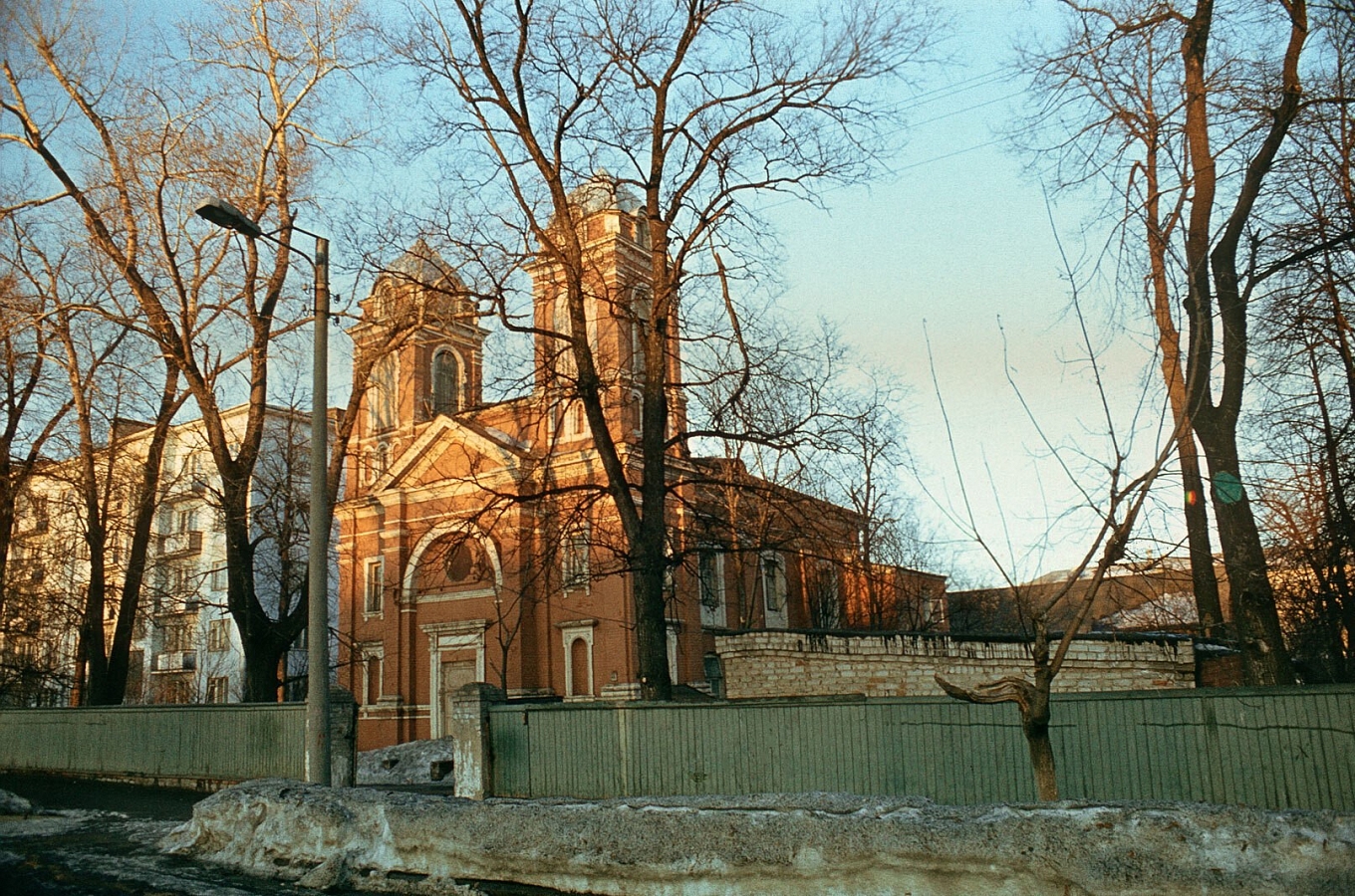 Вид на здание Александровского костёла  г. Киров. 1986 г. Фото: С. Бессмертный. 