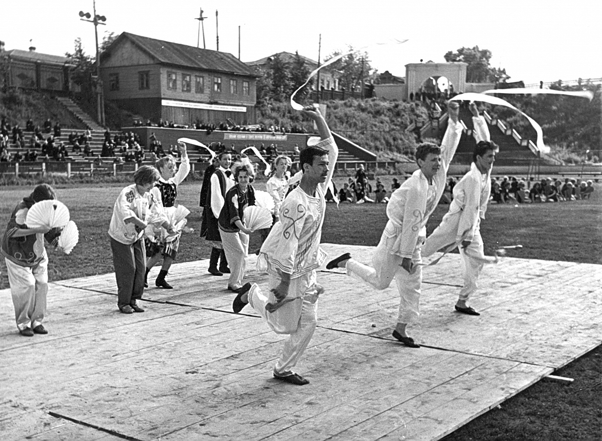 Спортивный праздник на стадионе «Трудовые резервы». 1960-е гг.