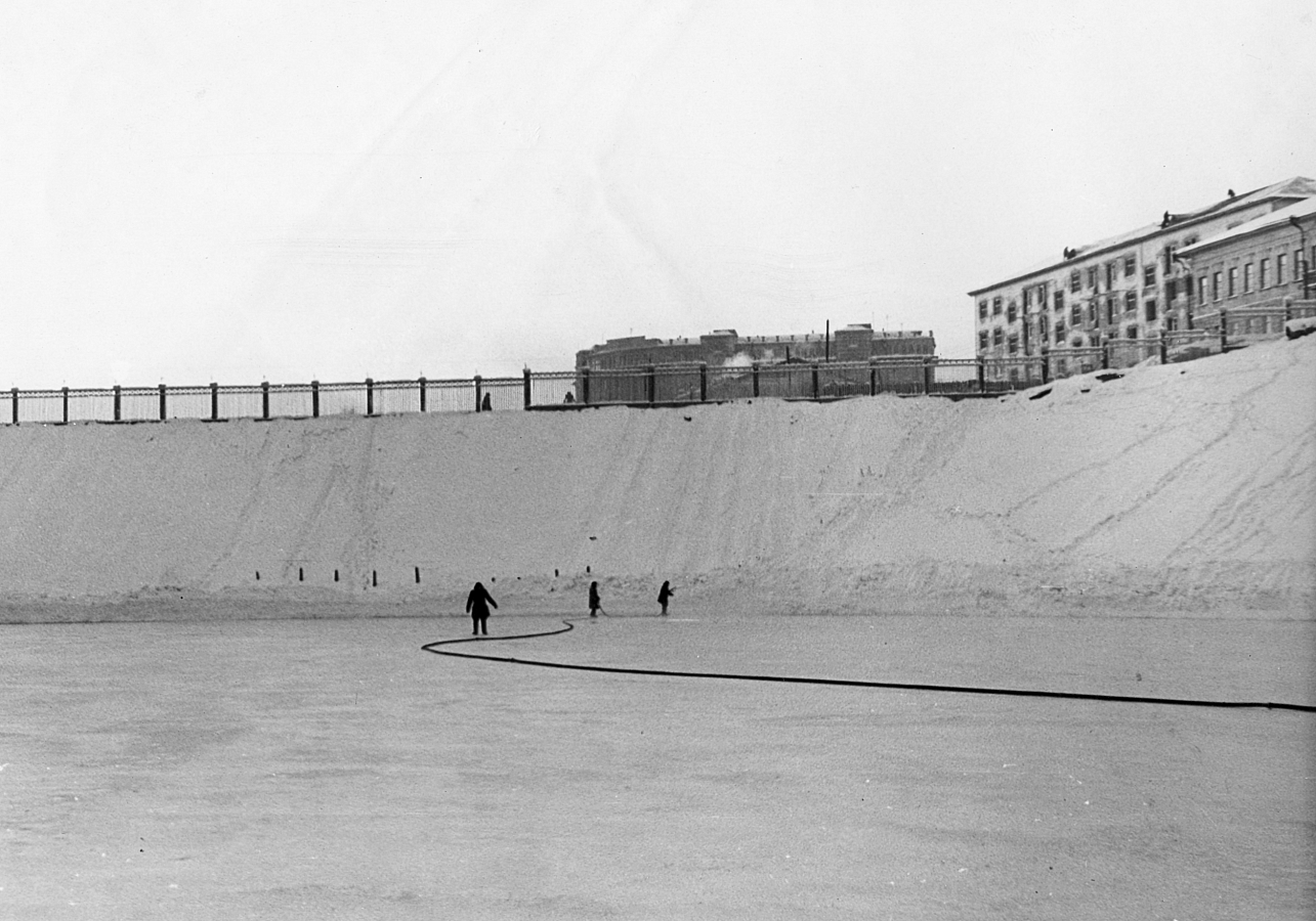 Заливка льда на стадионе «Трудовые резервы».  Вдали — т.н. «Дом чекистов» (ул. Ленина, д. 79), построен в 1939 г. по проекту архитектора Иван Чарушина для сотрудников НКВД. Справа возвышается многоквартирный жилой дом, построенный в 1959 г. (Герцена ул., 