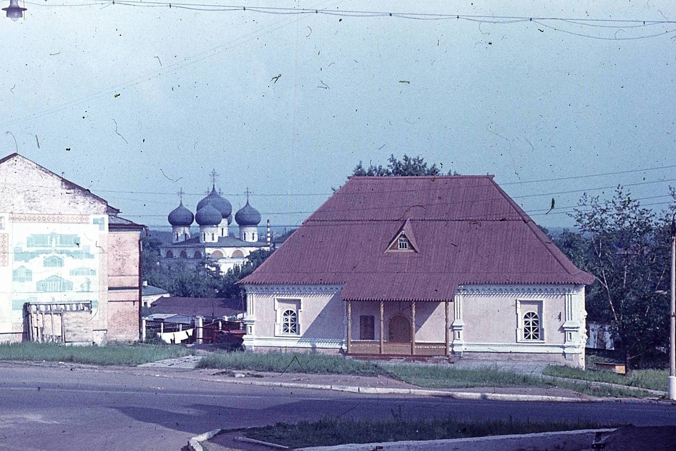 Приказная изба (Питейный дом) и вид на Успенский Трифонов монастырь. г. Киров. 1987 г. Фото: Михаил Грехов.