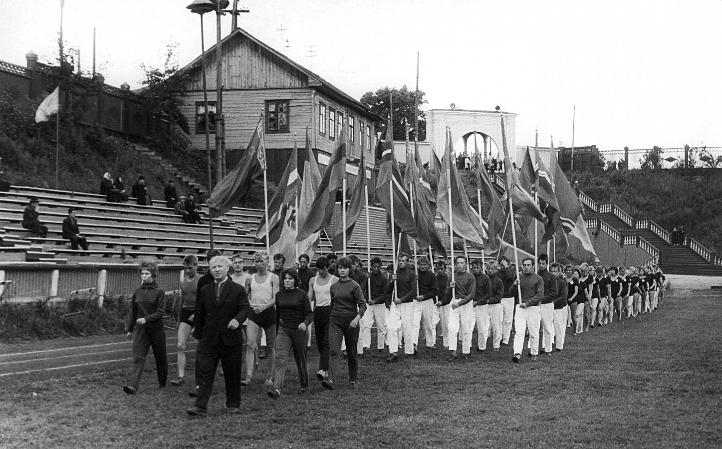 Спортивный праздник на стадионе «Трудовые резервы». Слева — южная трибуна, вдали в центре — арка входа на стадион со стороны перекрестка улиц Большевиков (Казанской) и Горбачева.  г. Киров. 1958 —  1965 гг. Фото: ЦГАКО.